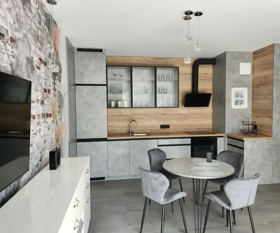 różne obudowy komina wentylacyjnego w kuchni, inspiracje materiałowe