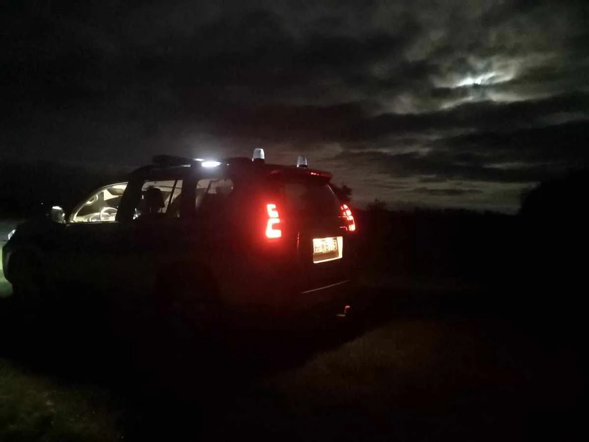 niesprawne światła samoch&oacute;d zużyte opony