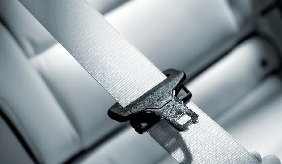 Uszkodzone pasy bezpieczeństwa w samochodzie