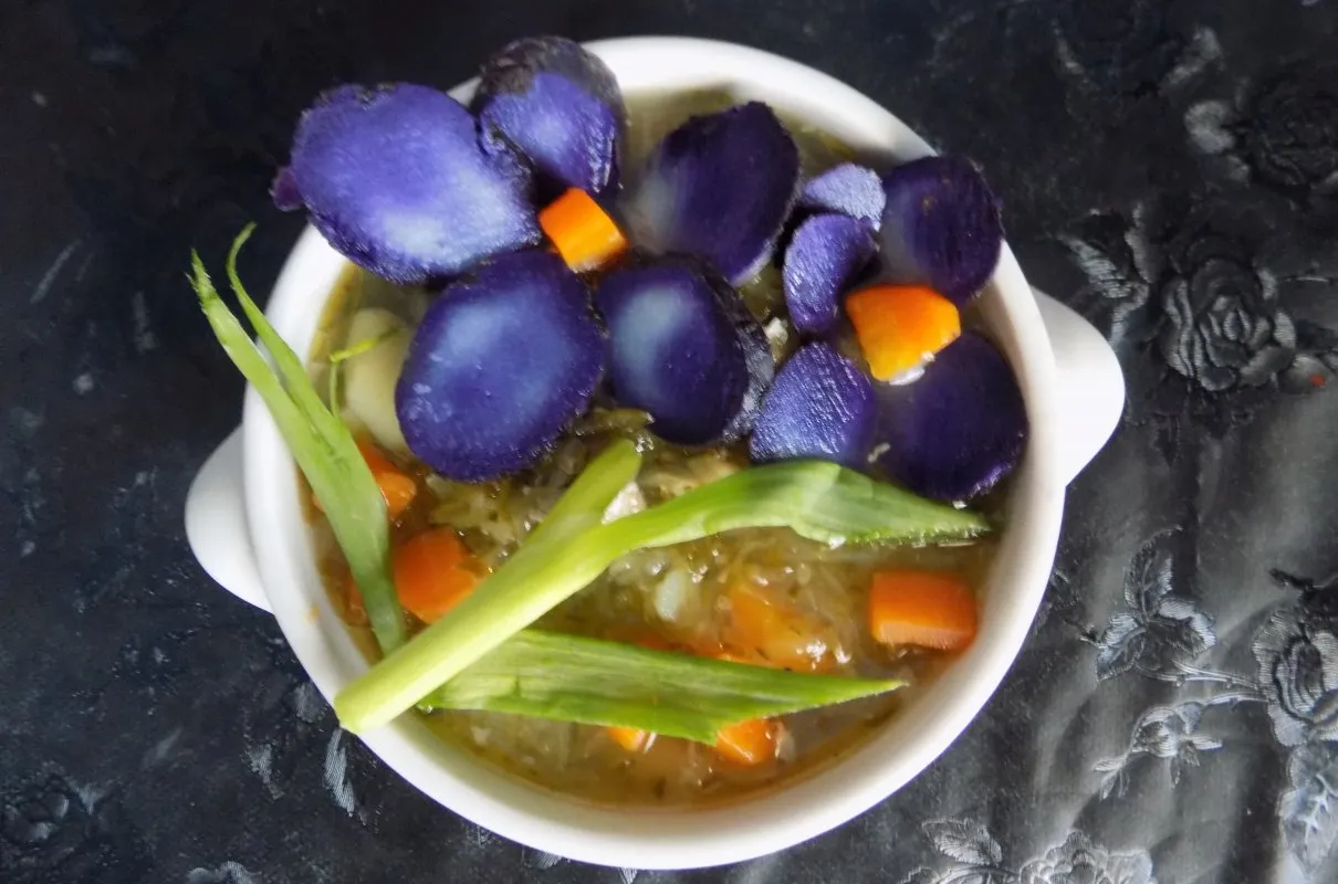 Wywar z golonki w garnku z warzywami