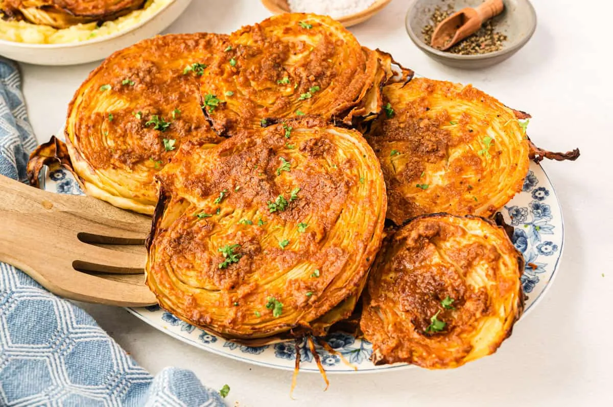 Gebackene Wei&szlig;kohl-Steaks mit Kr&auml;utern und Gew&uuml;rzen auf einem Backblech