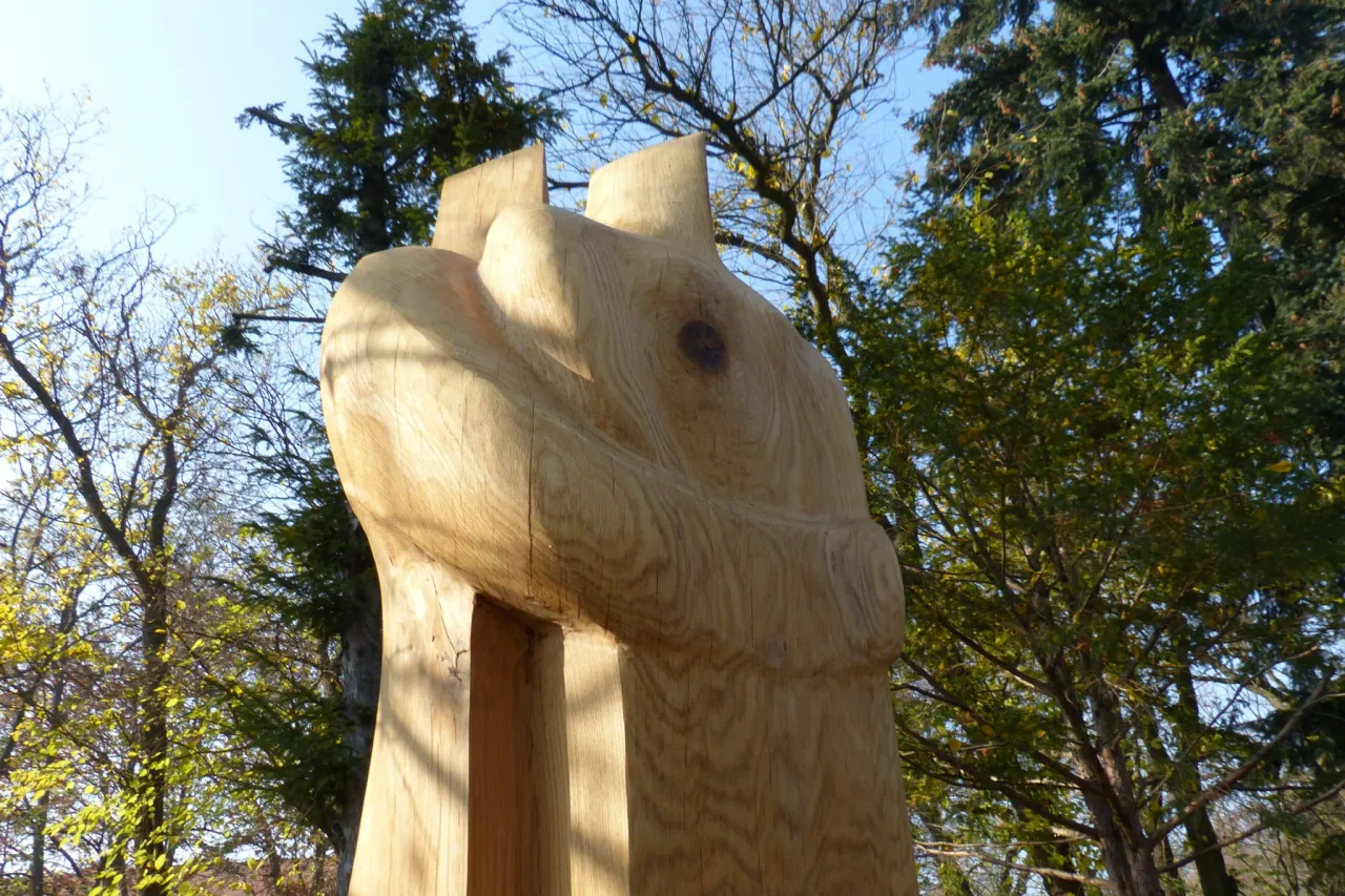 Rzeźby z r&oacute;żnych materiał&oacute;w (kamień, drewno, brąz, stal)