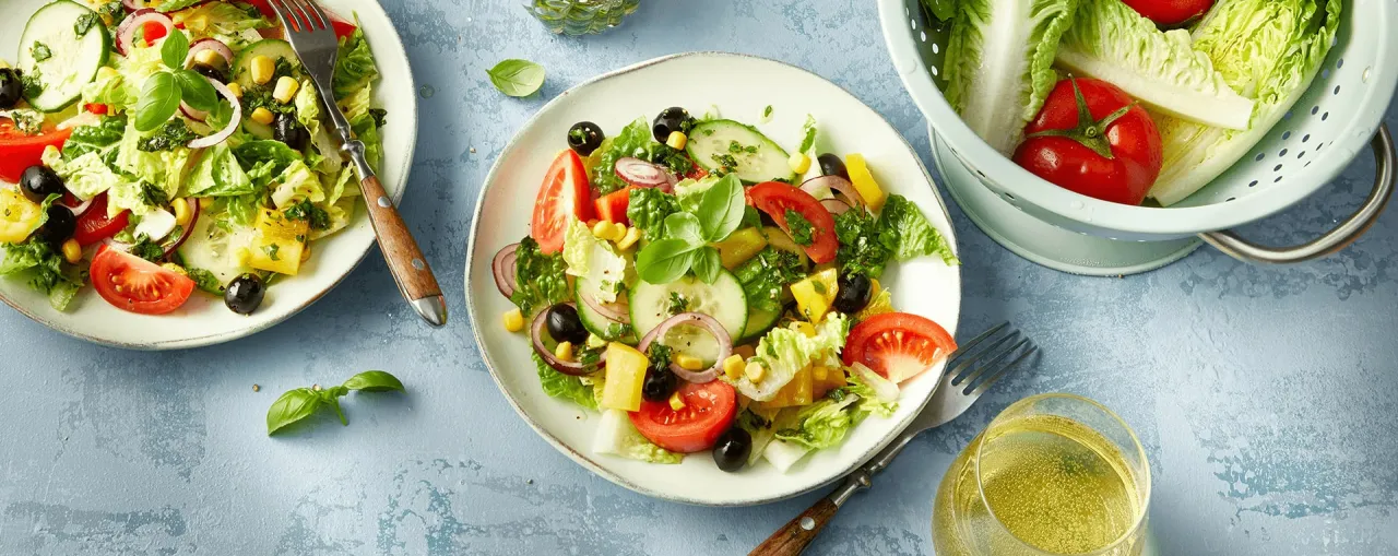 kreativer bunter salat mit verschiedenen blattsalaten und kr&auml;utern