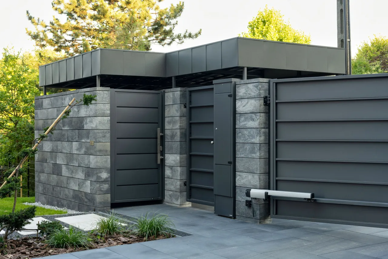 wiata śmietnikowa przy ogrodzeniu domu jednorodzonego