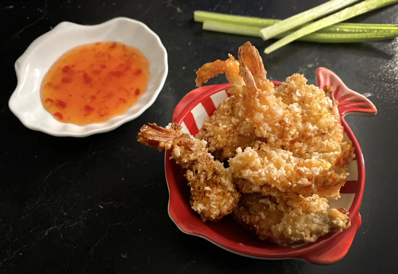 Chrupiące krewetki w panierce, podane z sosem słodko-kwaśnym i łodygami selera. Idealna panierka do krewetek!