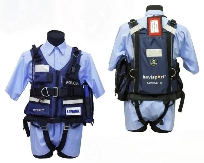 prawidłowo założona kamizelka asekuracyjna