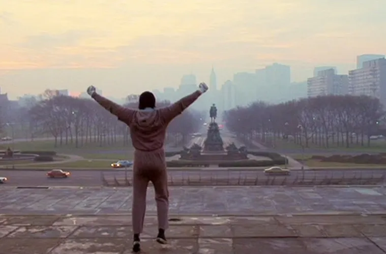Rocky Balboa biegnący po schodach Filadelfia