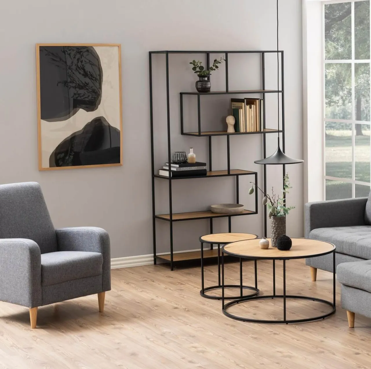 outlet meblowy wnętrze z r&oacute;żnymi meblami