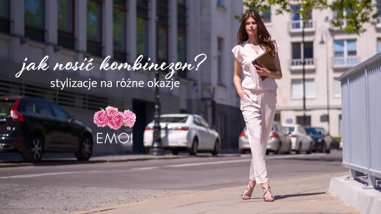 Elegancka kobieta w jasnor&oacute;żowym kombinezonie i sandałkach na obcasie. Dowiedz się, jakie buty do kombinezonu pasują na r&oacute;żne okazje.