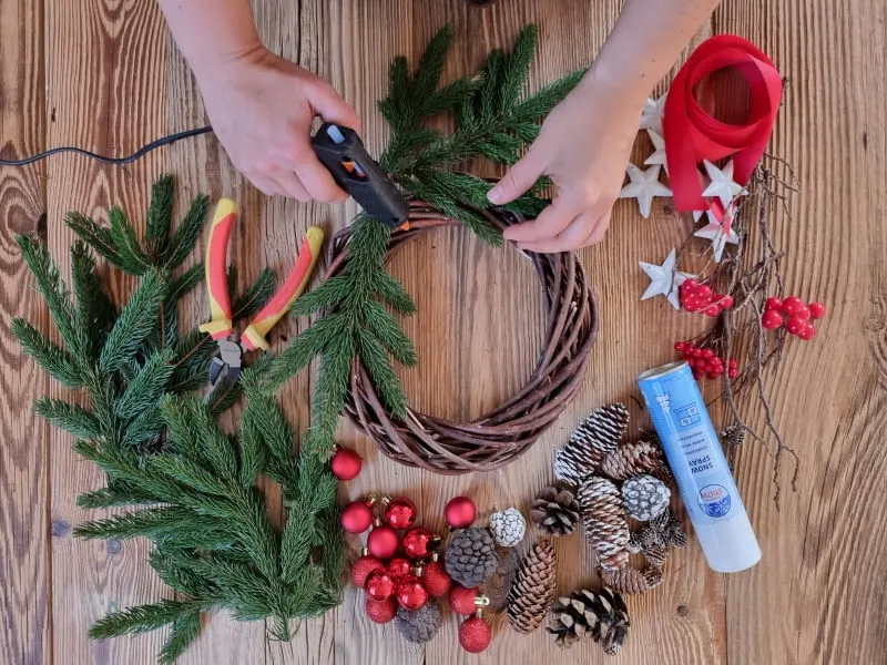 Zdjęcie Jak zrobić wianek bożonarodzeniowy? Kompletny poradnik DIY