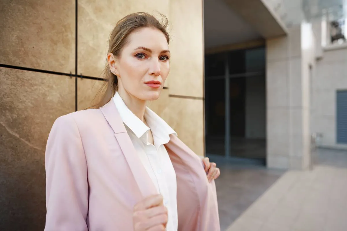 kobieta w biznesowym stroju do sądu, elegancka sukienka na rozprawę