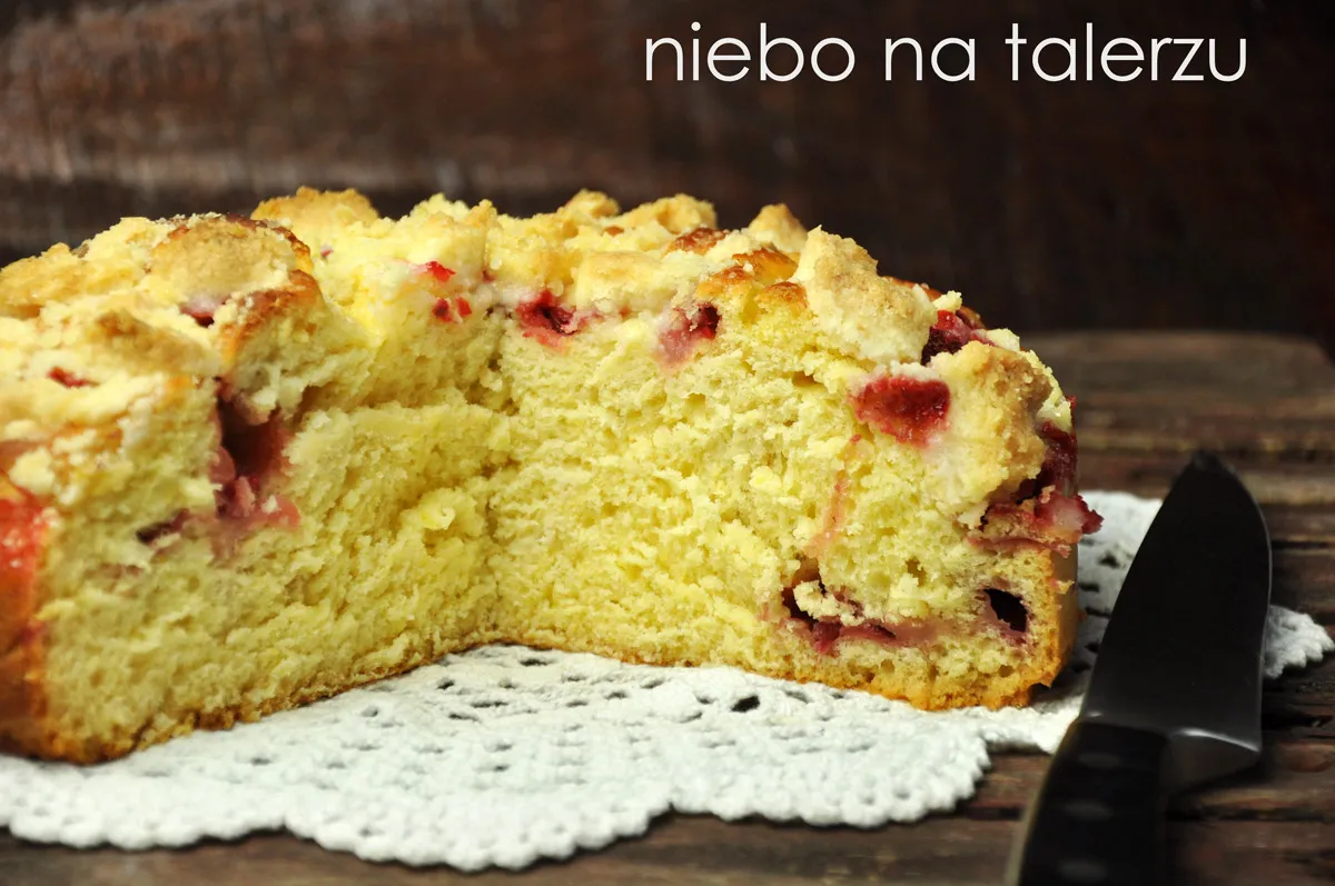 r&oacute;żne wypieki z ciasta drożdżowego, placek z owocami, drożdż&oacute;wki, strucla