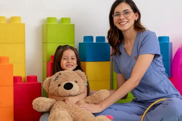 dziecko z niepełnosprawnością intelektualną podczas terapii sensorycznej