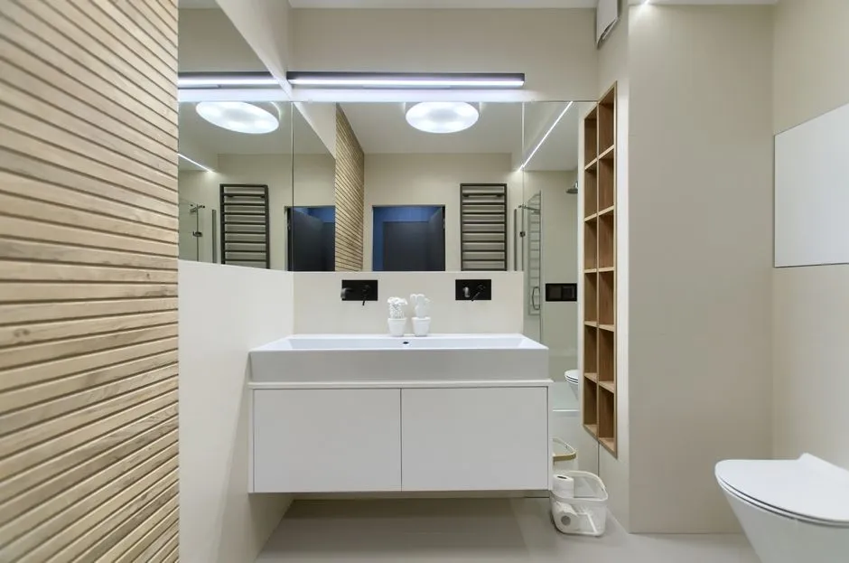 duże lustro w małej łazience optyczne powiększenie