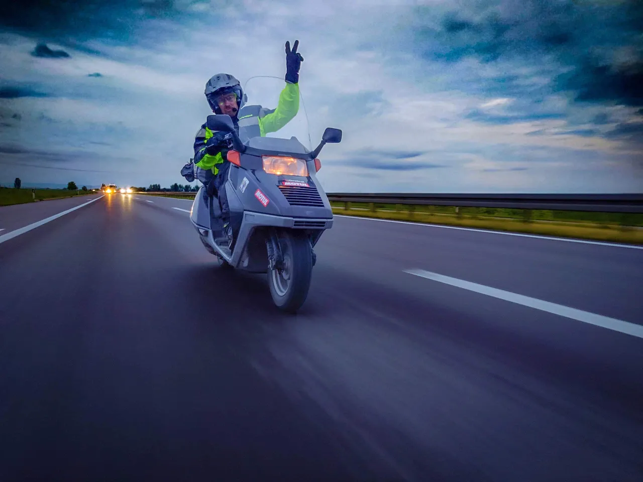 skuter 125 na autostradzie wiatr ciężar&oacute;wki