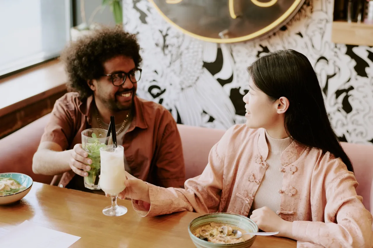 Romantyczna para na randce w Warszawie