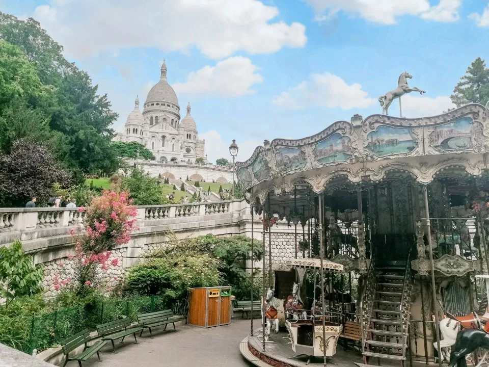 Ulica Montmartre z widokiem na Sacré-Cœur