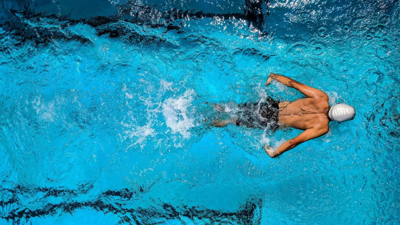 Pływanie pieskiem technika prawidłowa