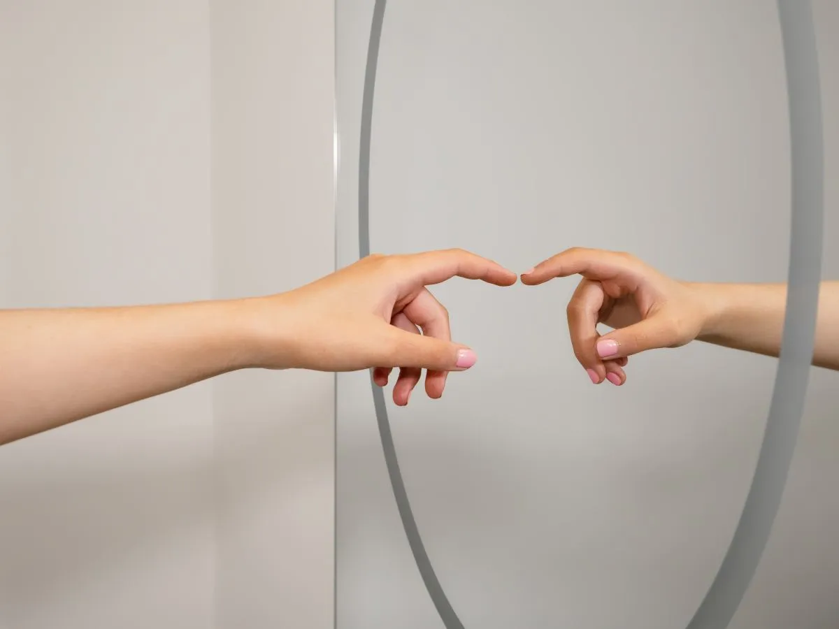 Test paznokcia na lustrze