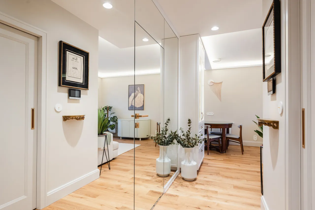 wąski przedpok&oacute;j jasne kolory i lustra