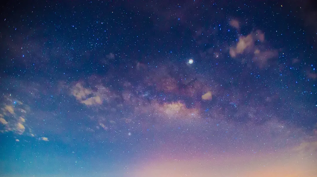 Piękne zdjęcie nocnego nieba z gwiazdami wykonane telefonem