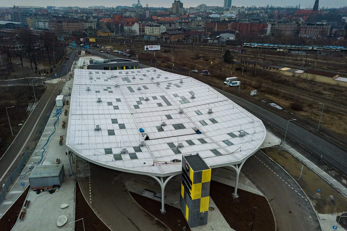 Nowy dworzec PKS w Katowicach, obok tor&oacute;w PKP. Tu znajdziesz wskaz&oacute;wki, jak dojść z dworca PKP na dworzec PKS.