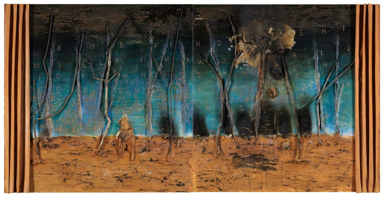 Mroczny las z postaciami i literami, jakby z wczesnych prac Davida Lyncha.