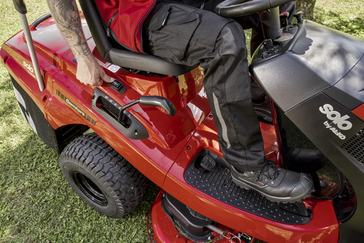 traktorek kosiarka praca na pochyłościach