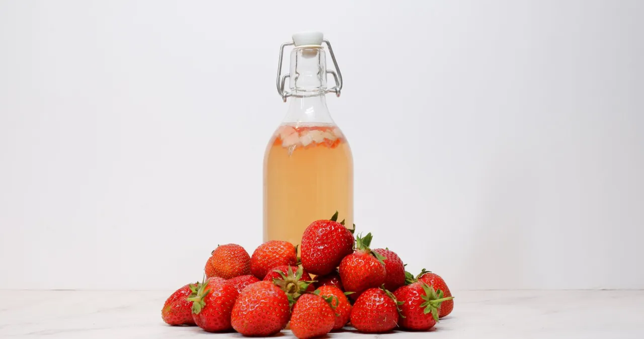 kombucha w szklance z bąbelkami i owocami