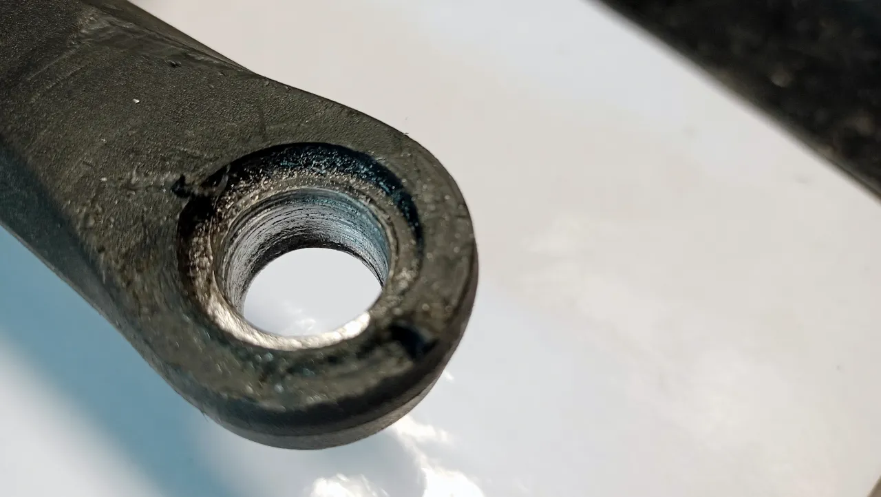 uszkodzony gwint korby rowerowej