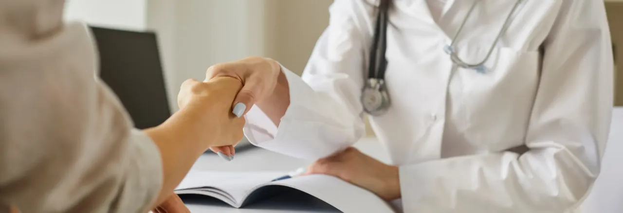 fizjoterapeuta przeprowadza wywiad z pacjentem