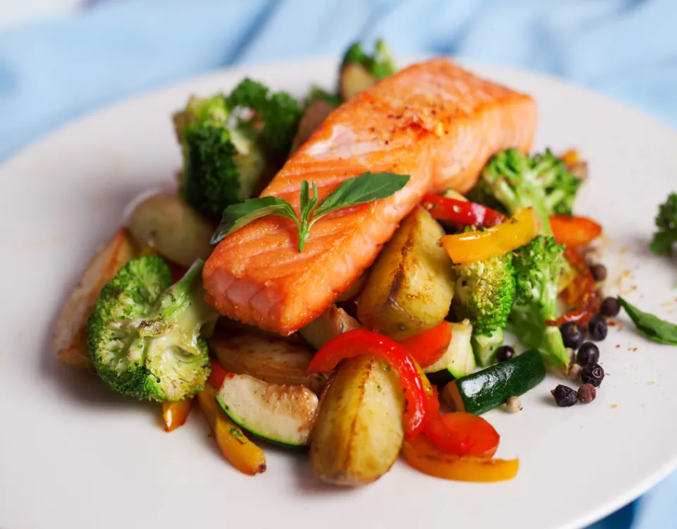 Pieczony łosoś z warzywami na Wielkanoc