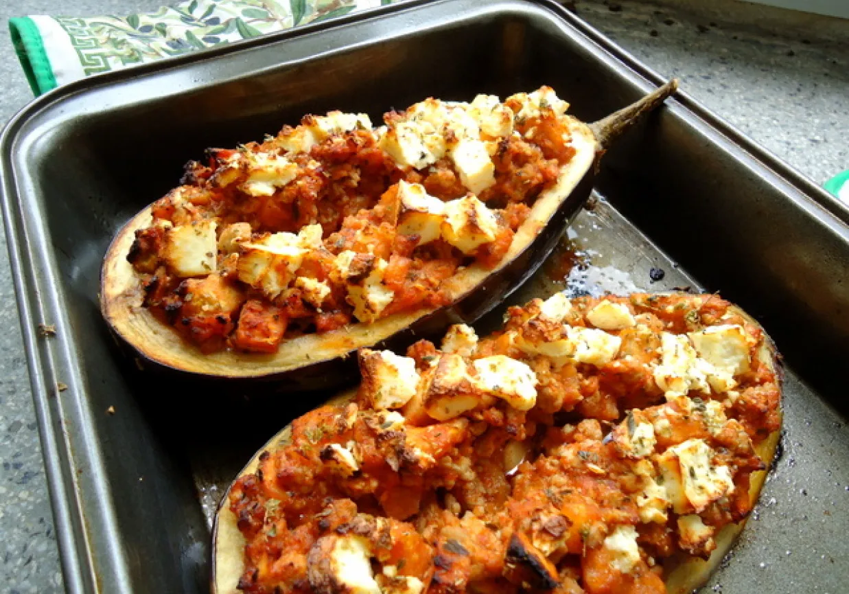 Bakłażan na desce do krojenia z solą