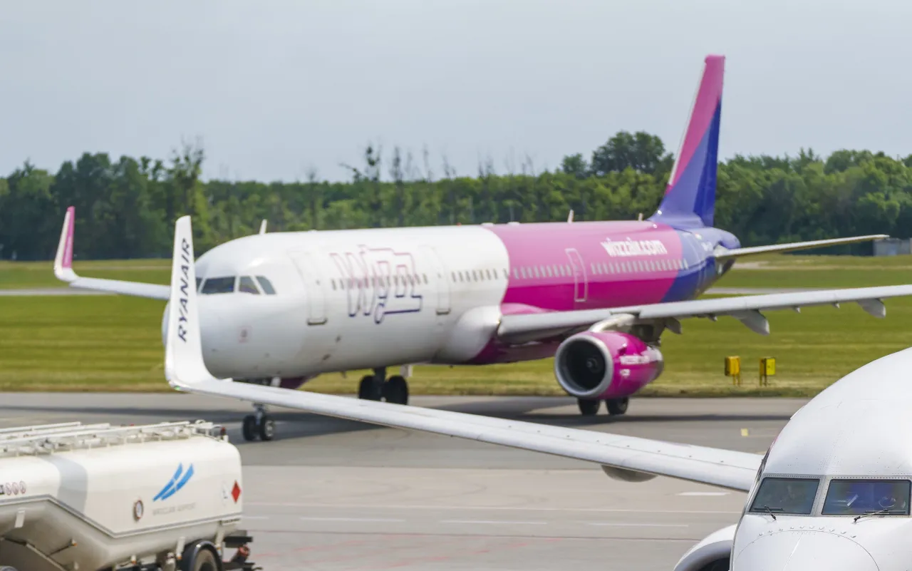 Samolot Wizz Air na płycie lotniska. Ta linia lotnicza oferuje tanie loty po Europie.
