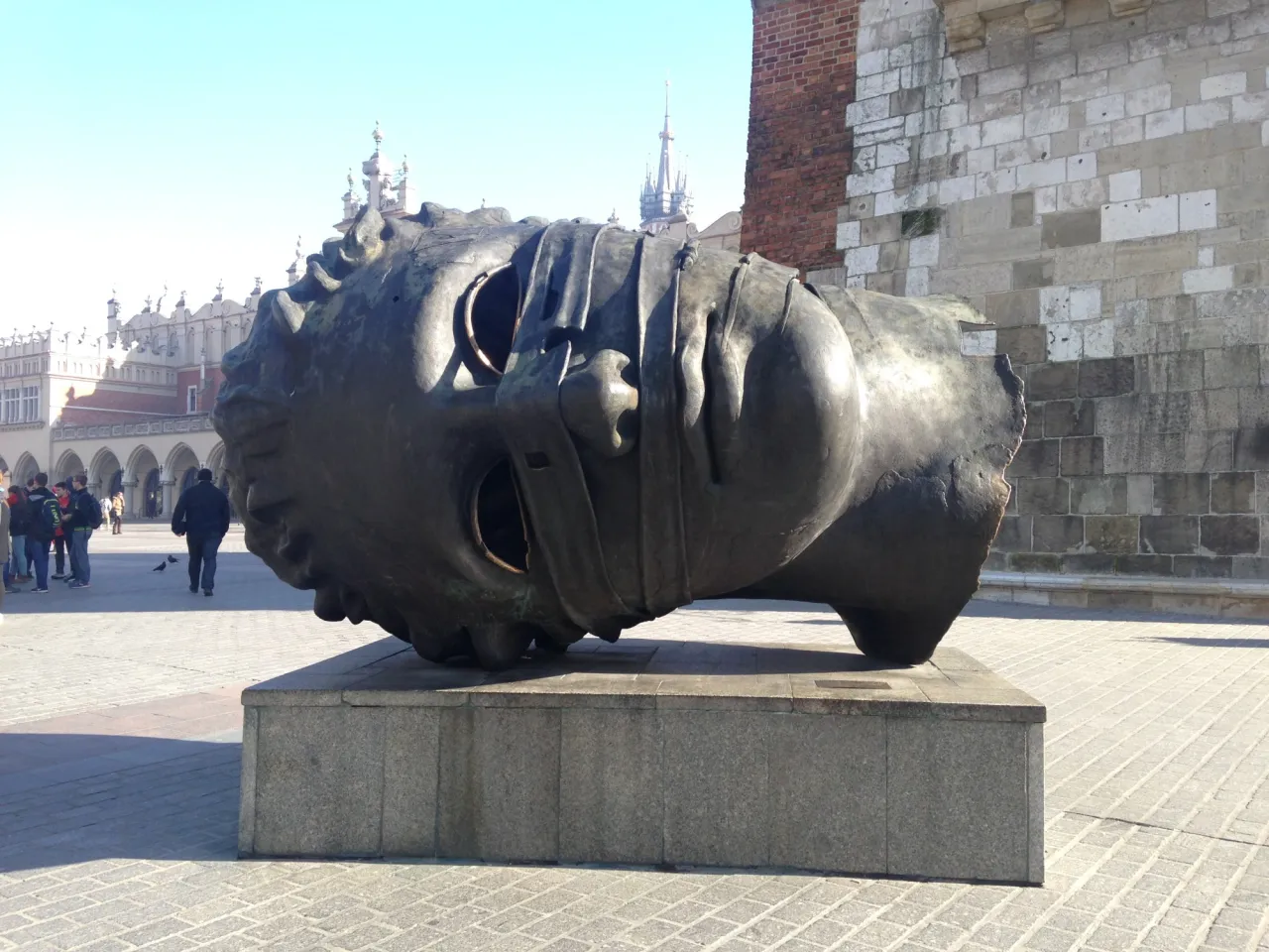 Igor Mitoraj w pracowni rzeźbiarskiej