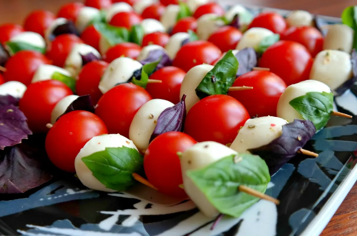 Szukasz pomysłów, co można zrobić z pomidorów koktajlowych? Te szaszłyki z mozzarellą i bazylią to pyszna i prosta przekąska.