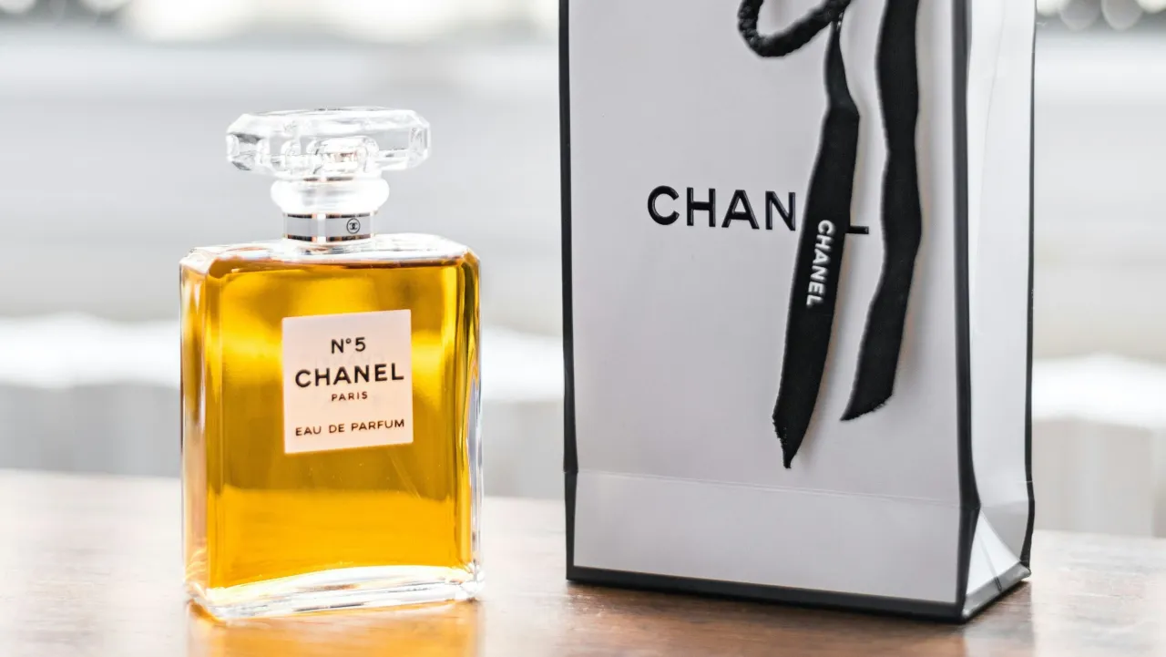 Perfumy Chanel N°5 i torba prezentowa. Zastanawiasz się, ile kosztują perfumy w samolocie?