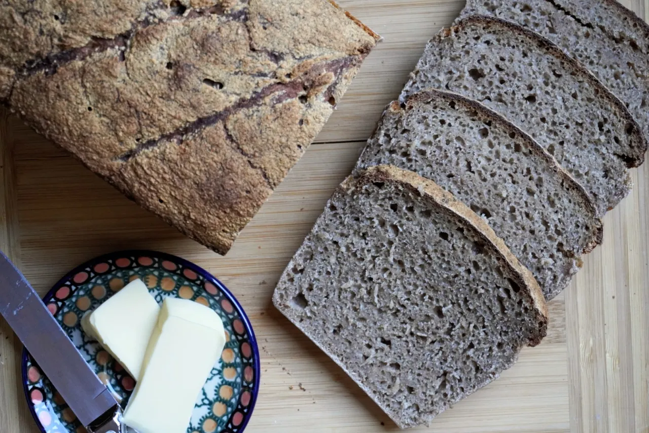 chleb żytni na zakwasie z widocznym miękiszem
