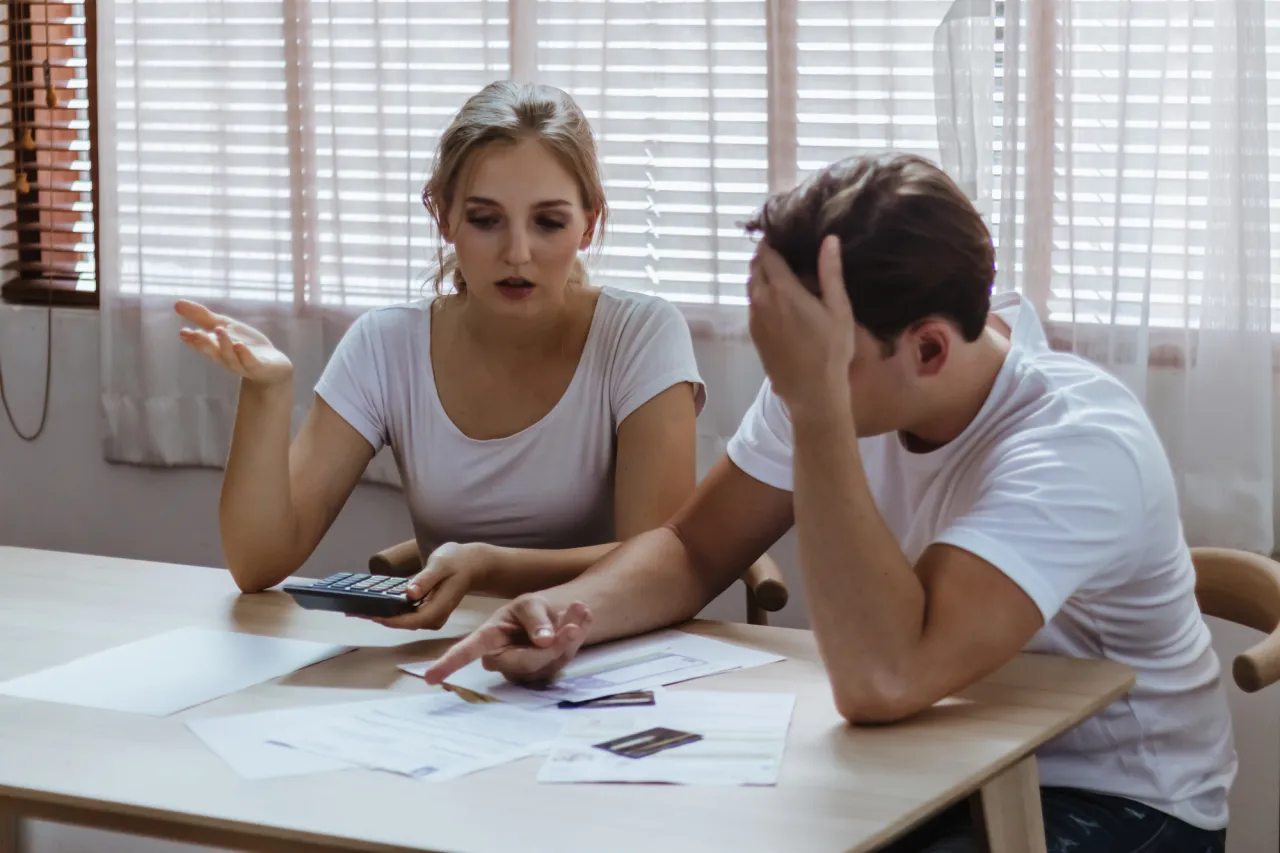 Kobieta czyta umowę kredytu hipotecznego