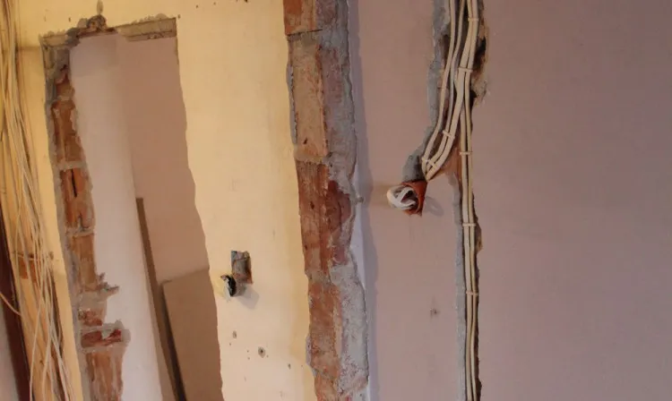 stare instalacje elektryczne w mieszkaniu przed remontem