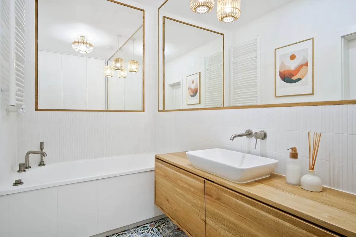 mała łazienka bez okna inspiracje jasne kolory płytki