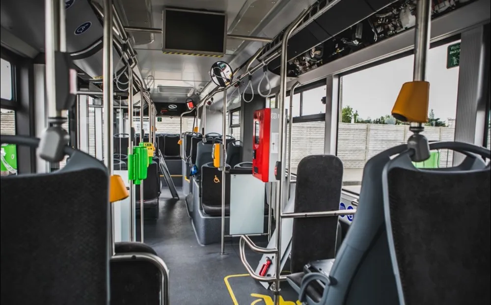 Wnętrze nowoczesnego autobusu MZK Ostrów Wielkopolski z Wi-Fi i ładowarkami USB