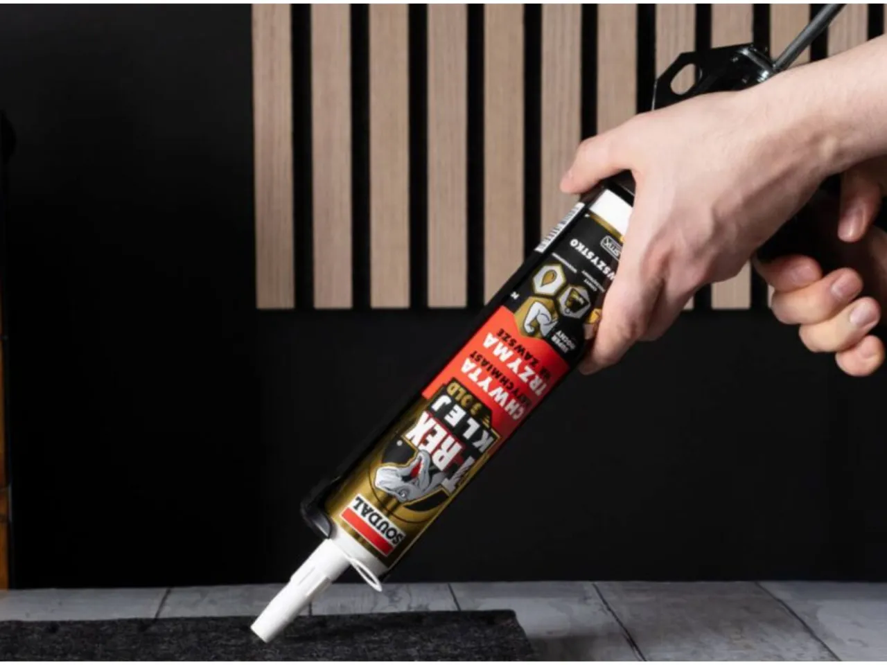 Montaż paneli lamelowych na klej i wkręty