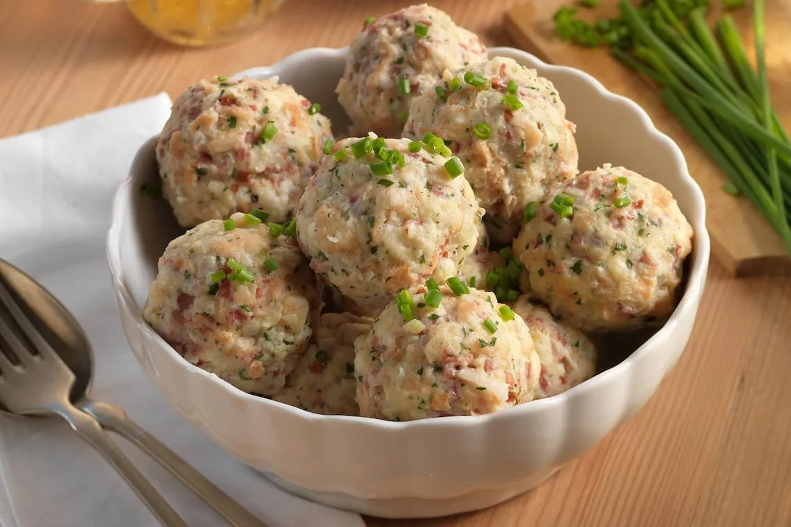 Verschiedene Knödelsorten als Hauptgericht