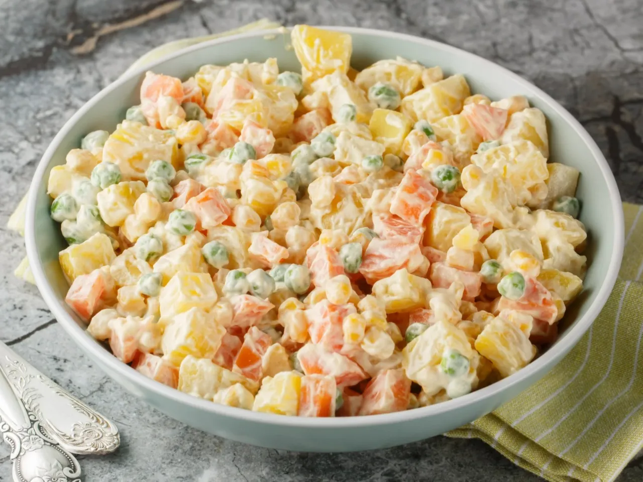 Sałatka jarzynowa z jogurtem, pełna warzyw i pysznego sosu. Zastanawiasz się, ile kalorii ma sałatka jarzynowa z jogurtem?