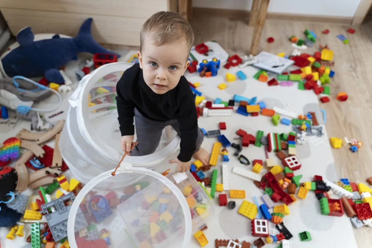małe dziecko bawiące się nietypowo, układanie zabawek w rzędy