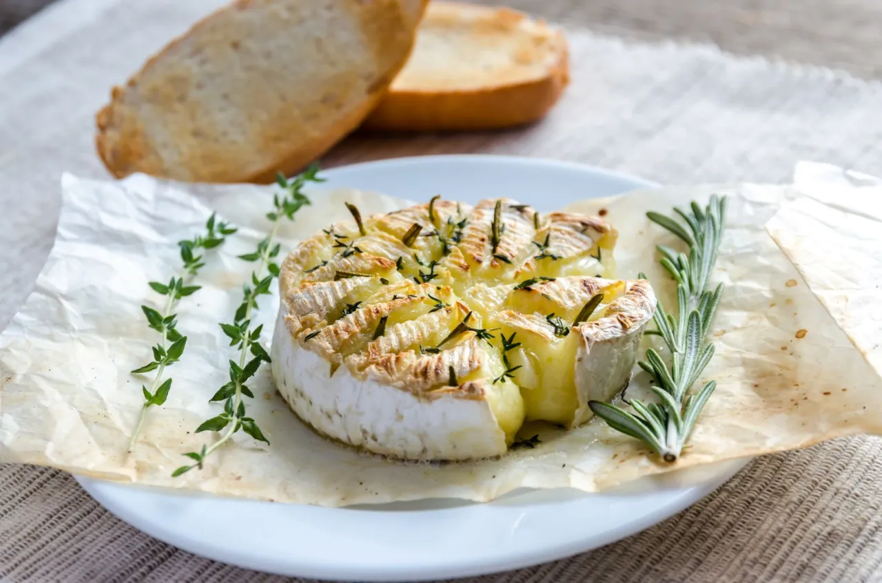 Zapiekany camembert z ziołami i czosnkiem