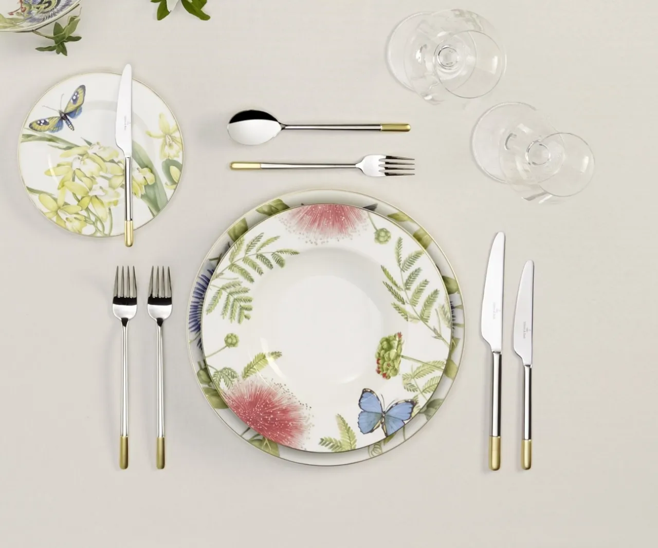 elegancko nakryty stół śniadaniowy