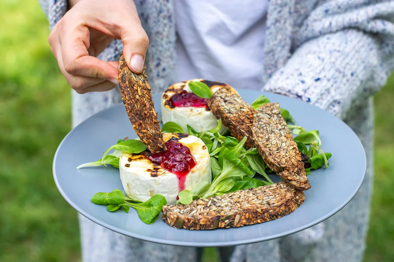 Dietetyczne pieczywo z nasionami i ziarnami, idealne do grillowanego sera z konfiturą.