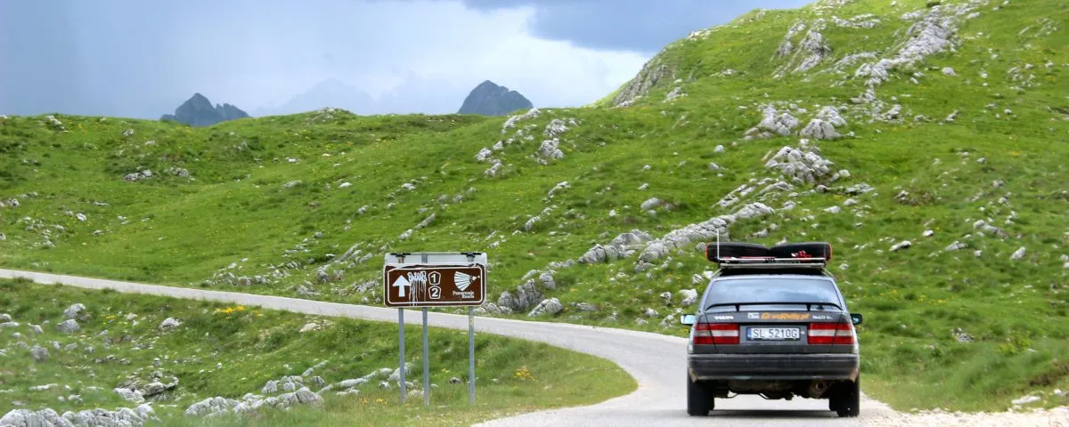 drogi w Bośni i Hercegowinie, samoch&oacute;d na granicy